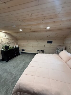Un dormitorio con cama, cómoda y estante en la pared con plantas.