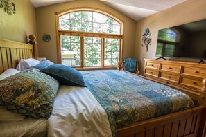 5 bedrooms, iron/ironing board, travel crib, free WiFi - Shady Crest. Pool table, fireplace, games, kayaks, Legos. 5 kings - 16ppl. (Brainerd)