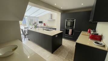 Rumah, Beberapa Tempat Tidur | Dapur pribadi | Lemari es, microwave, oven, dan kompor