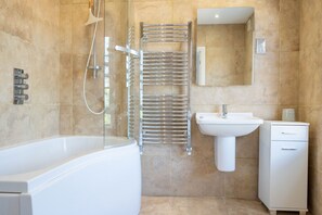 House, Multiple Beds | Bathroom | Combined shower/tub, deep soaking tub, hair dryer, towels - Stunning Three Bedroom House in West Runton (Cromer)