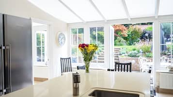 Rumah, Beberapa Tempat Tidur | Dapur pribadi | Lemari es, microwave, oven, dan kompor