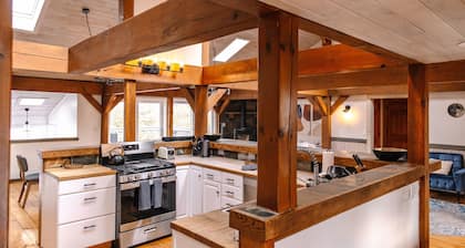 Peaceful Retreat, Private Yoga Studio, Jacuzzi & Mountain Views | By Dream House