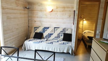 3 slaapkamers, een strijkplank/strijkijzer, reisbedje, gratis wifi