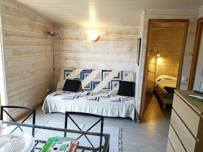 3 habitaciones, tabla de planchar con plancha y cuna de viaje