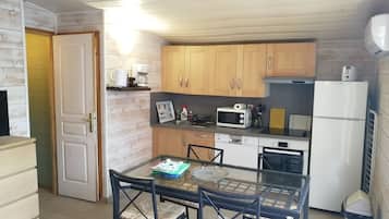 Een koelkast, een magnetron, een oven, een kookplaat