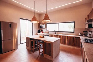 Geladeira, fogão, cooktop, cafeteira/chaleira