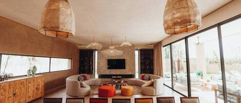 TV, fireplace
