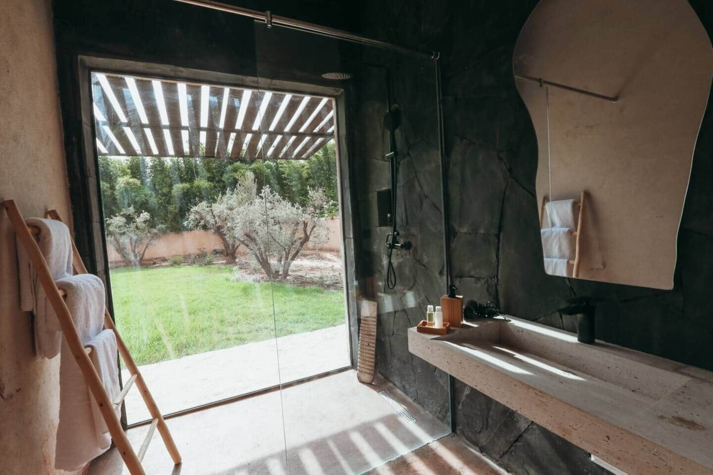 Douche, sèche-cheveux, shampoing, papier toilette
