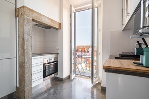 Een koelkast, een magnetron, een oven, een kookplaat