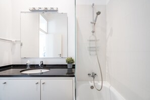 Baignoire, sèche-cheveux, serviettes fournies