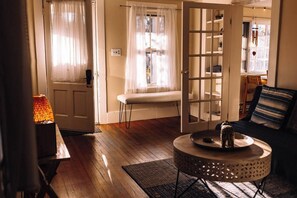 Fireplace, books - Cozy Apartment with Sauna in Historic Stone Ridge (Stone Ridge)