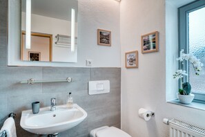 Dusche, Haartrockner, Handtücher, Seife