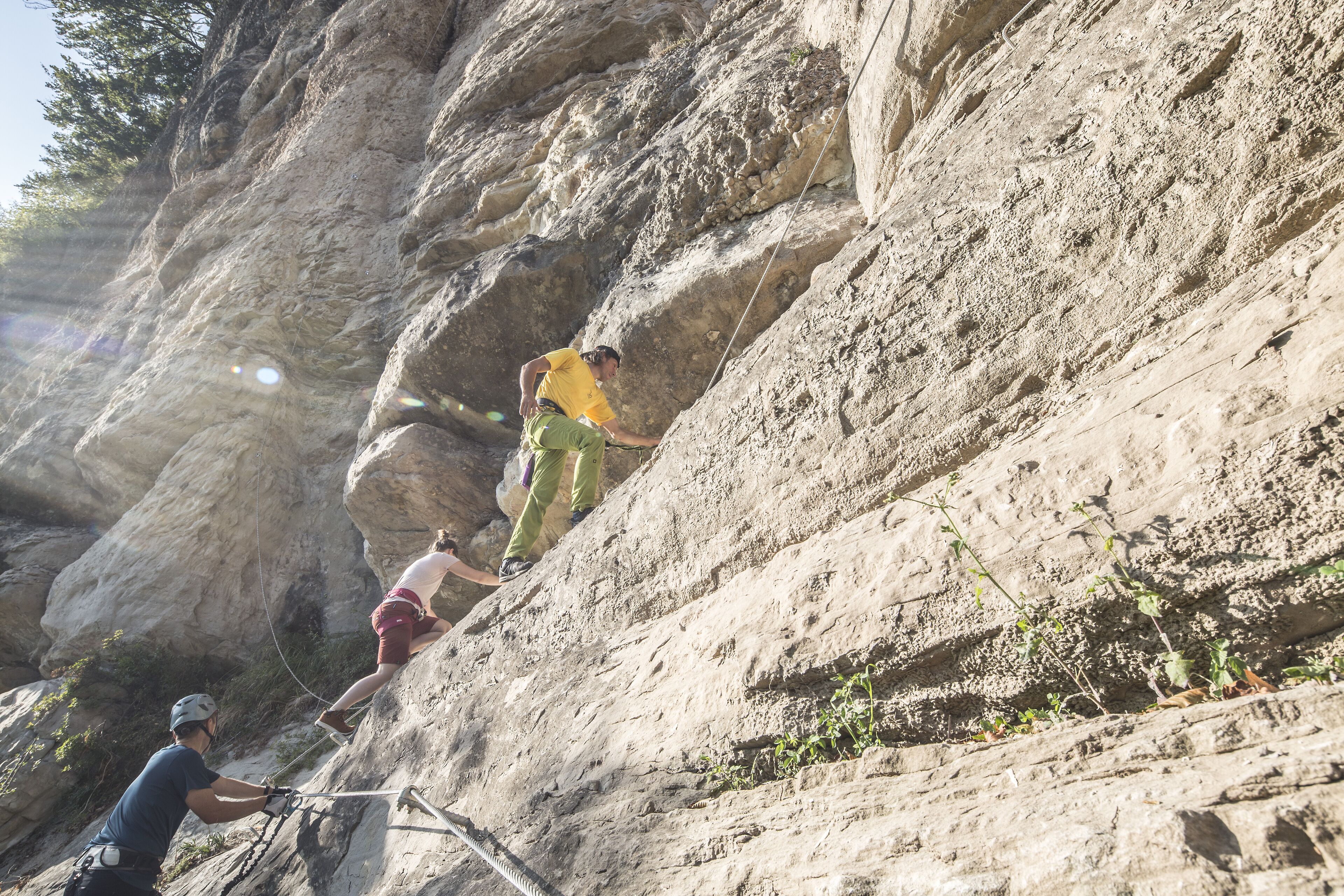 Une personne qui descend une falaise rocheuse en rappel.