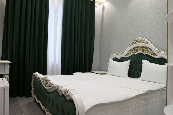 Hypo-allergenic bedding, in-room safe, desk, soundproofing