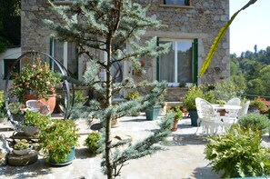 Outdoor dining - Studio Aménagé Avec Grande Terrasse et vue sur la Rivière la Dore (OLLIERGUES)