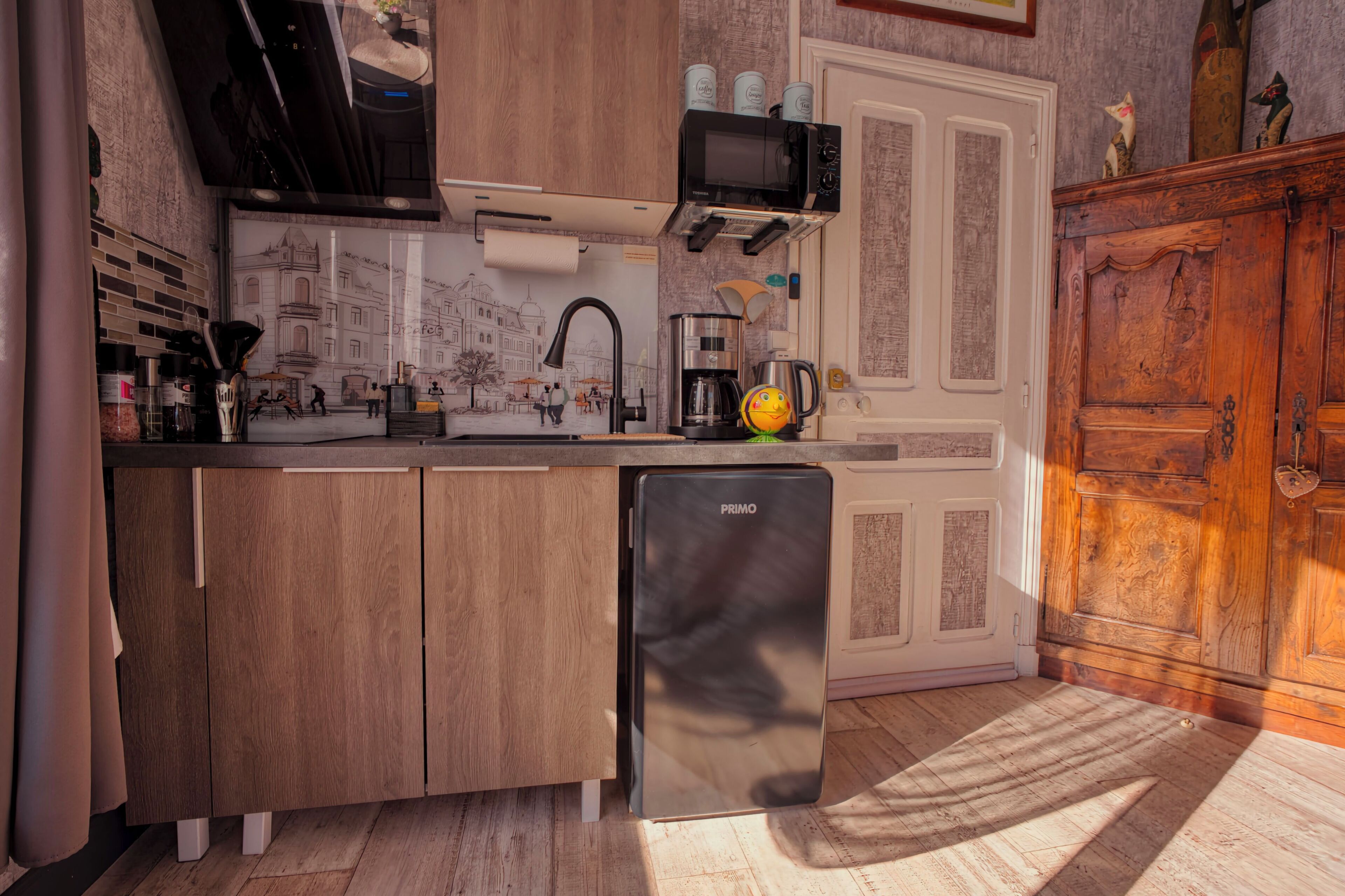 Cafetière/bouilloire, réfrigérateur, micro-ondes, plaque de cuisson