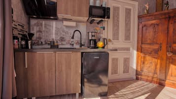 Cafetière/bouilloire, réfrigérateur, micro-ondes, plaque de cuisson