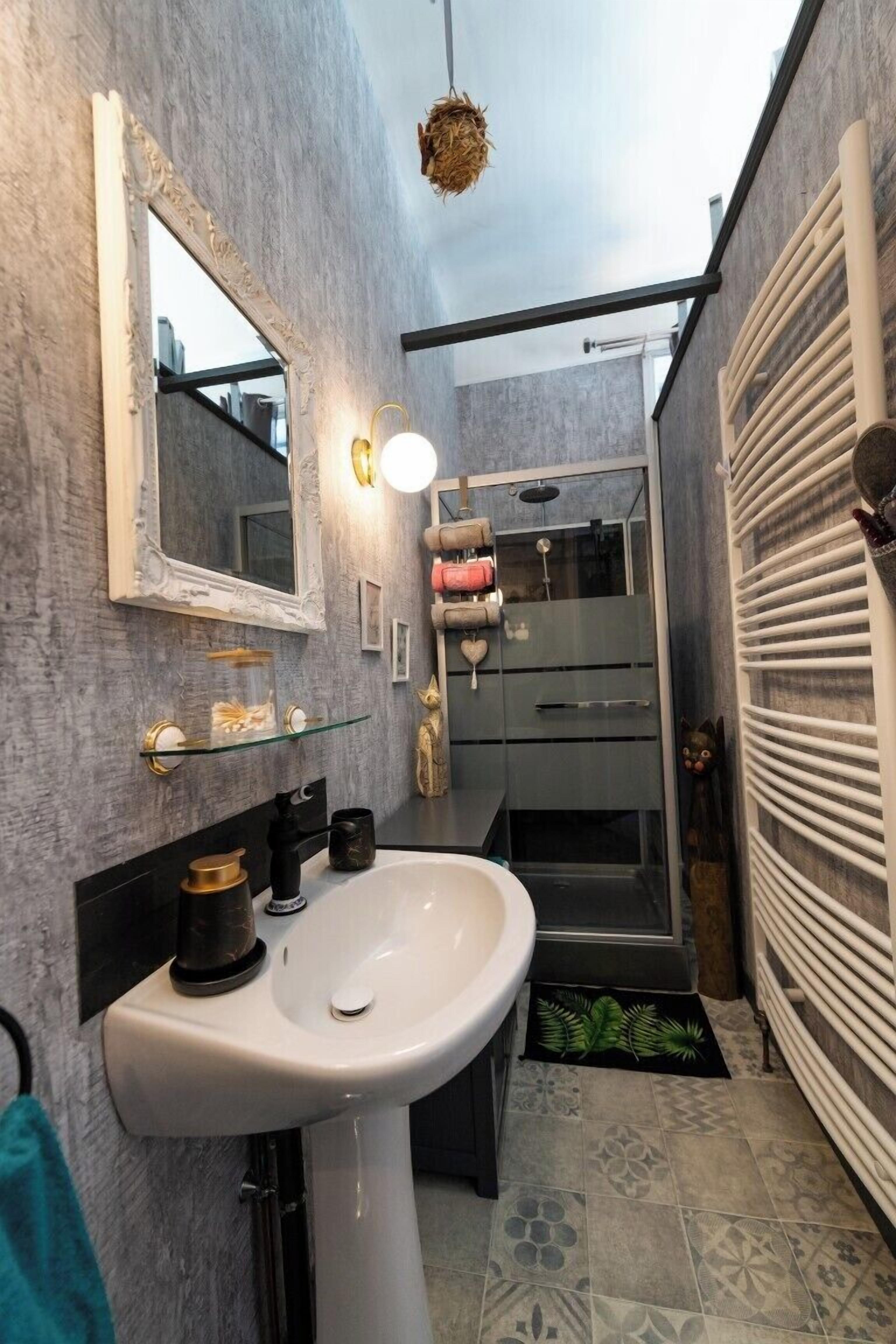 Een douche, een haardroger, handdoeken, zeep