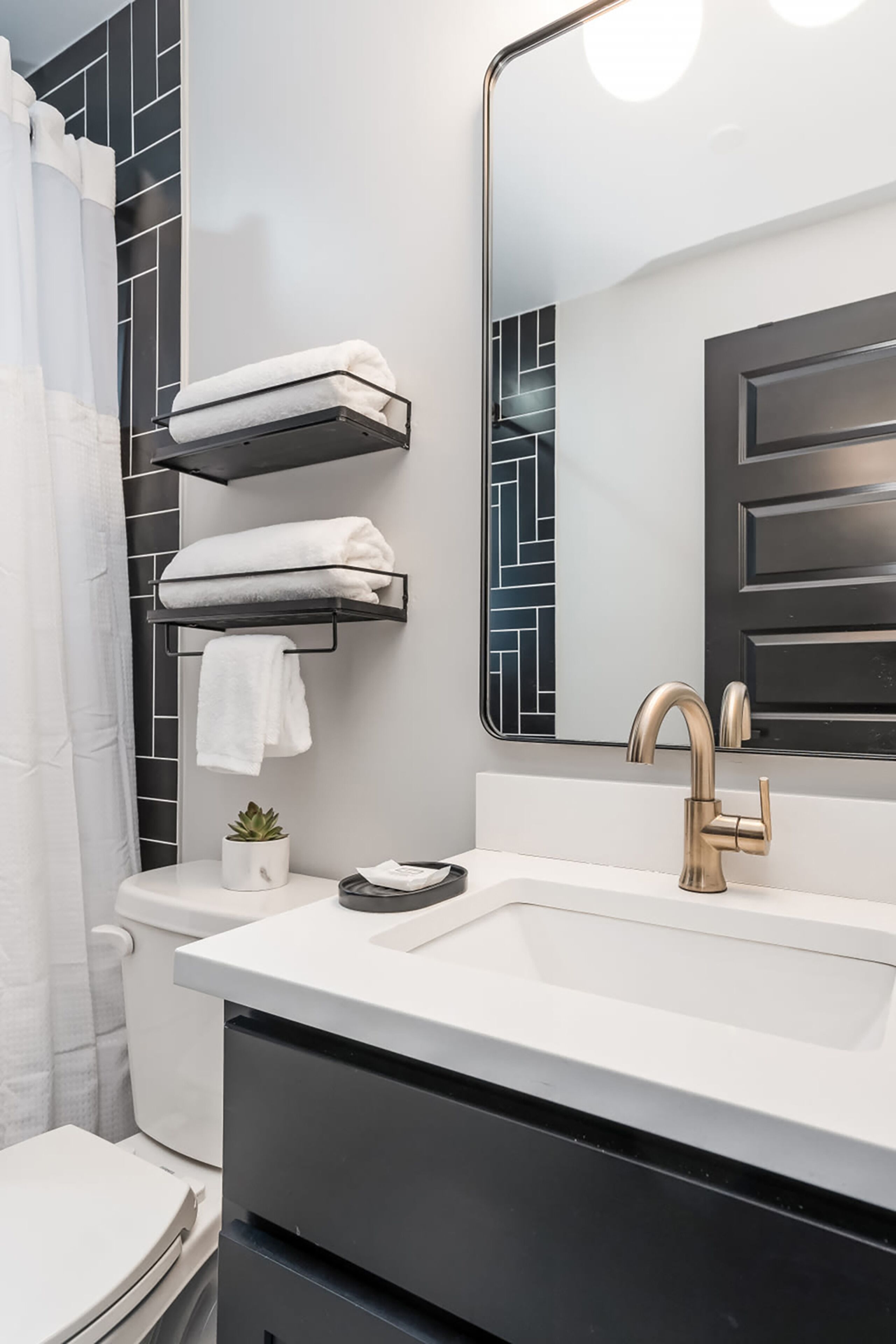 Bathtub, free toiletries, hair dryer, towels