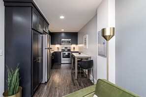 Full-sized fridge, microwave, oven, stovetop