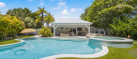 Lämmitetty uima-allas