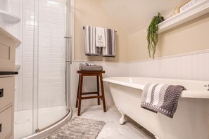 Badewanne, Haartrockner, Handtücher, Toilettenpapier