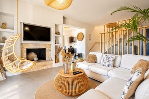 Televisión, chimenea y libros