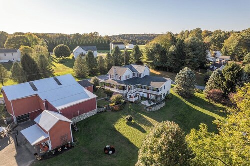 Family Farmhouse w/ Suite & Game Room