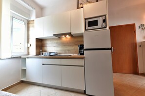 Fridge, microwave, stovetop, coffee/tea maker - Holiday apartment with sea view (Baška)