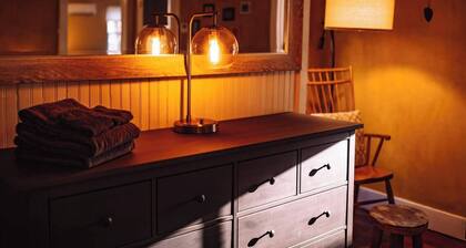 Romantic Apartment in Historic Stone Ridge