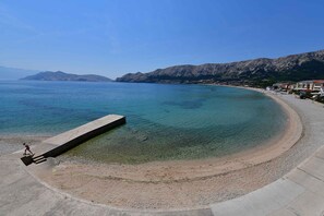 Beach nearby - Holiday apartment with balcony and sea view (Baška)