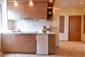 Private kitchen - Holiday apartment overlooking the beach and the sea (Baška)