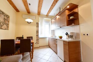 Private kitchen - Holiday apartment overlooking the beach and the sea (Baška)