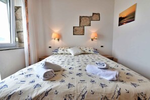 Room - Holiday apartment overlooking the beach and the sea (Baška)
