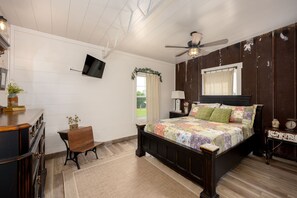 3 bedrooms, desk, travel crib, free WiFi - The Sunflower Barn (Alexander)
