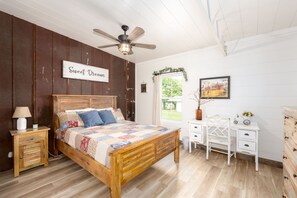 3 bedrooms, desk, travel crib, free WiFi - The Sunflower Barn (Alexander)