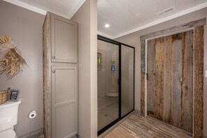 Combined shower/tub, towels, toilet paper - The Sunflower Barn (Alexander)