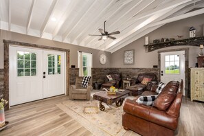 Smart TV - The Sunflower Barn (Alexander)