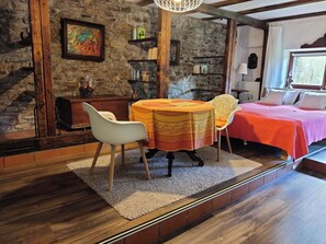 1 slaapkamer, een bureau, gratis wifi, beddengoed