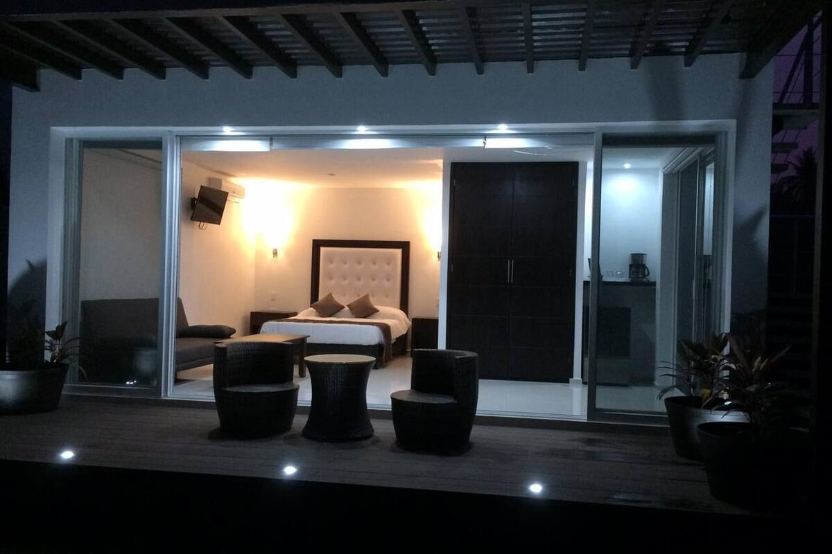 Basic Room | Laptop workspace, free WiFi, individually decorated