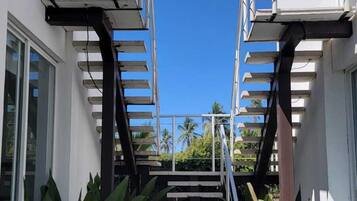 Vista frontal de la propiedad