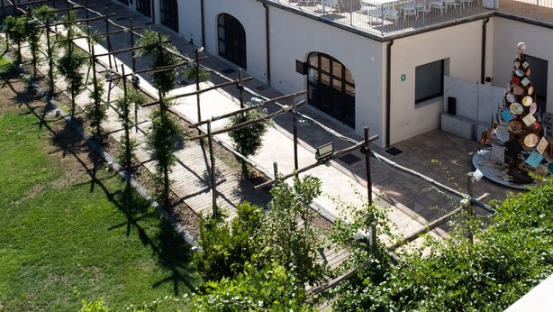 A rooftop terrace with outdoor seating and a view of mountains. - Palazzo San Giovanni (Cava de' Tirreni)