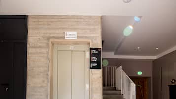 Caja de seguridad en la habitación y escritorio