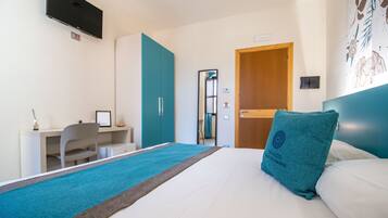 Quarto casal ou duplo luxo | Cofres nos quartos, escrivaninha, espaço de trabalho para notebook