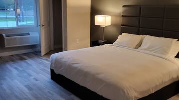 Studio Suite | 1 bedroom, desk, iron/ironing board, free WiFi