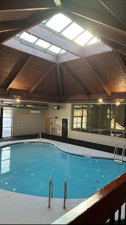 Una piscina cubierta. Red Fox Inn and Suites