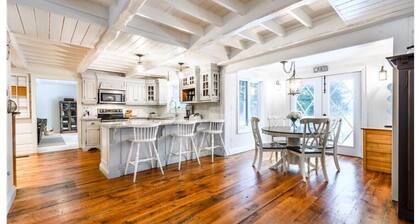 Lakefront Cottage with sandy beach on Lake Muskoka