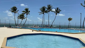 Utendørsbasseng og et oppvarmet basseng