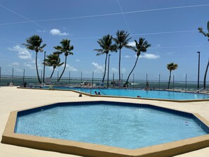 Utendørsbasseng og et oppvarmet basseng