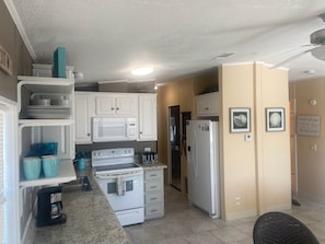 Kjøleskap, mikrobølgeovn, ovn og kokeplater